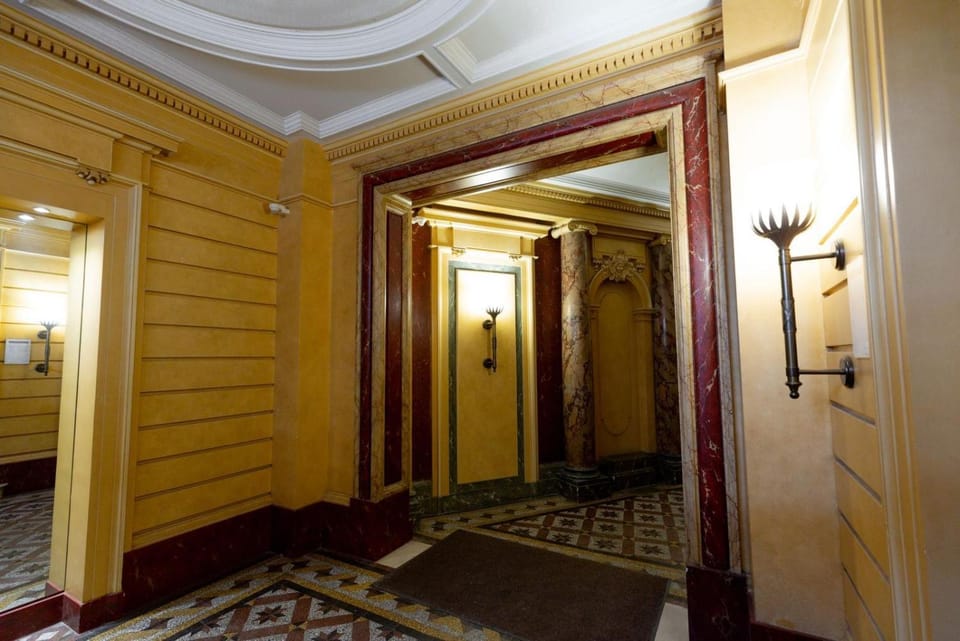 Prestigious 4BR - Large Layout - Avenue Mozart Apartment in Paris