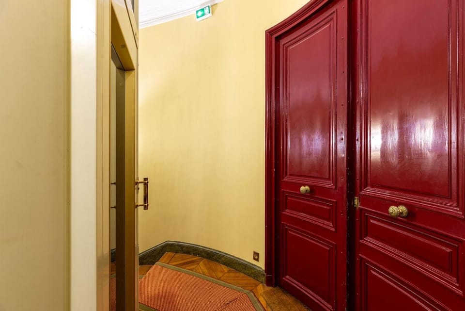 Prestigious 4BR - Large Layout - Avenue Mozart Apartment in Paris