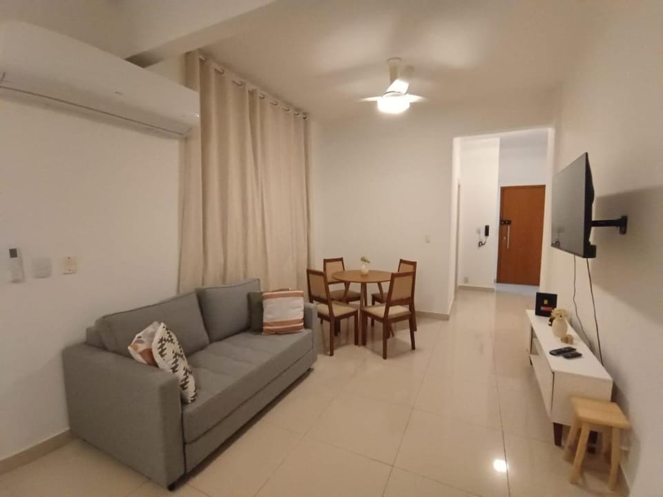Communal lounge/ TV room, TV and multimedia, Living room, Seating area, Dining area, Evening entertainment, air conditioner