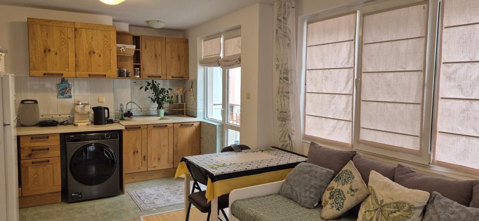 Coffee/tea facilities, Kitchen or kitchenette, Seating area, Dining area, dishwasher, oven, stove, toaster, washing machine, dryer