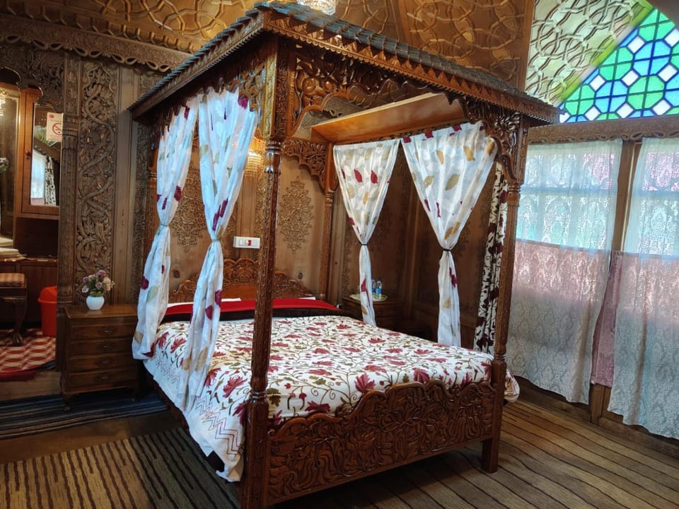 New Alzira Royal Heritage Houseboats Docked boat in India