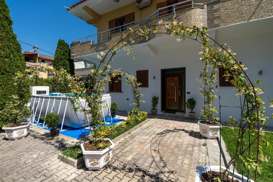 Property building, Patio, Spring, Day, Garden, Garden view, sunbed