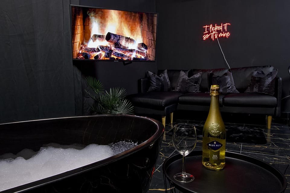 TV and multimedia, Living room, Seating area, Evening entertainment