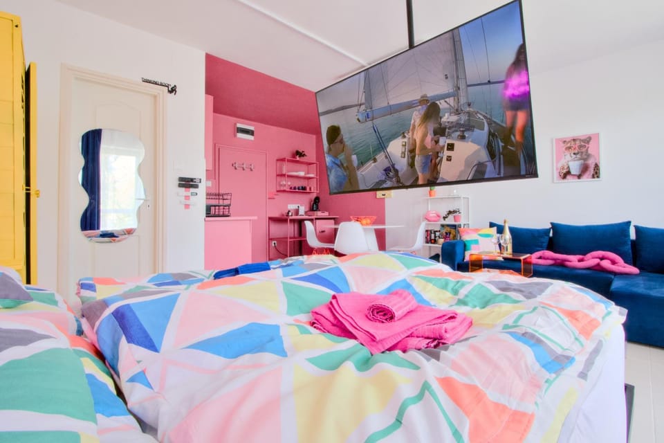 Bed, TV and multimedia, Photo of the whole room, Evening entertainment, Bedroom, towels