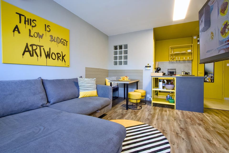 TV and multimedia, Kitchen or kitchenette, Living room, Seating area, Dining area
