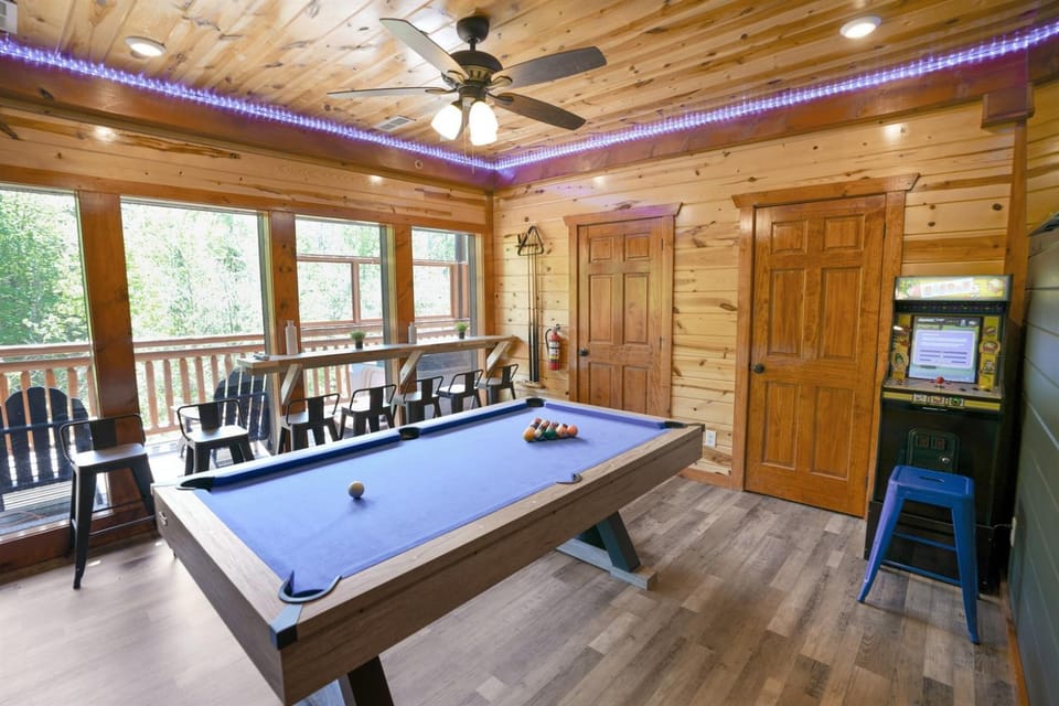 Luxury Cabin, Sleeps 22 w Pool, Game Room, Movie Theater! Cabin in Sevier County