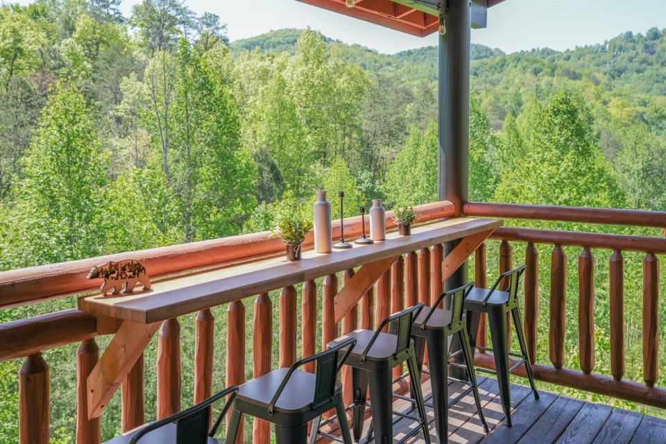 Luxury Cabin, Sleeps 22 w Pool, Game Room, Movie Theater! Cabin in Sevier County