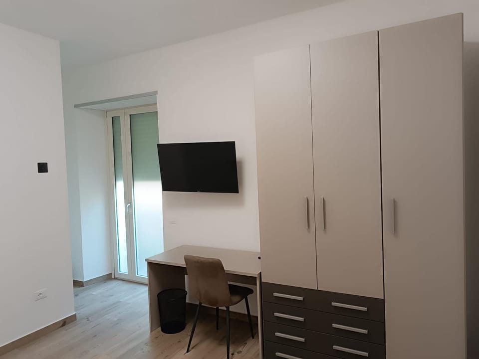 TV and multimedia, Photo of the whole room, Bedroom