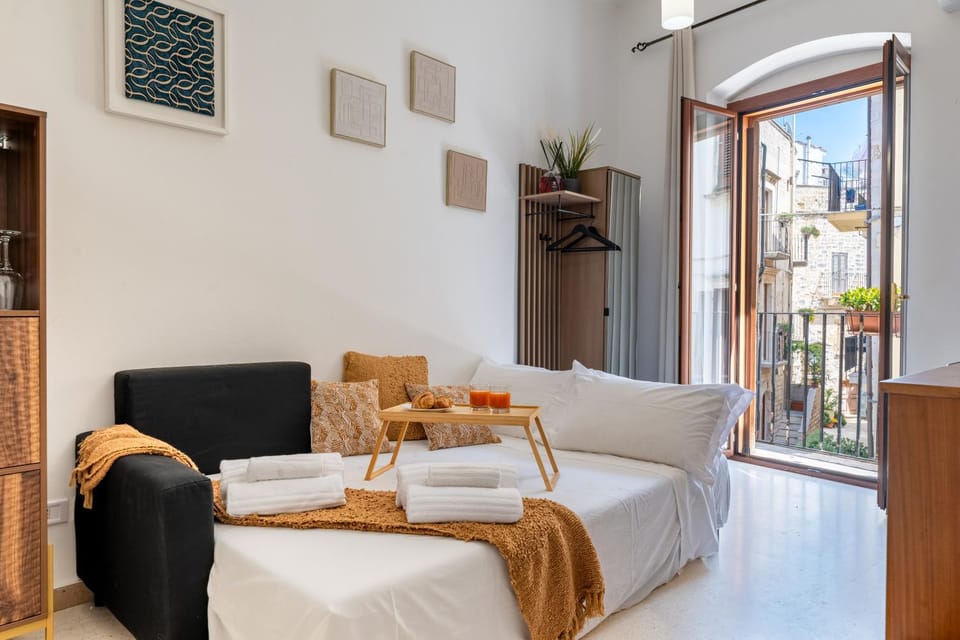 Bed, Living room, Photo of the whole room, Seating area, Bedroom, towels, air conditioner