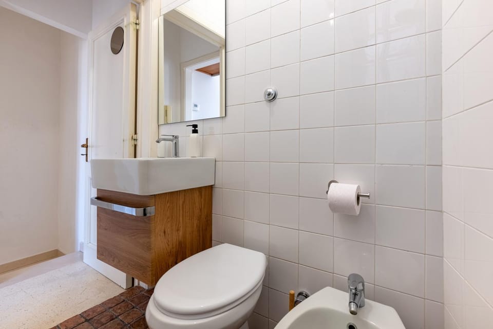 Shower, Toilet, Bathroom, bidet, towels