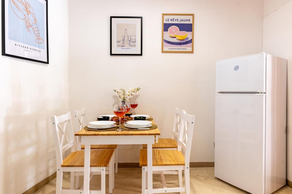 Kitchen or kitchenette, Living room, Food and drinks, Seating area, Dining area, Food, oven