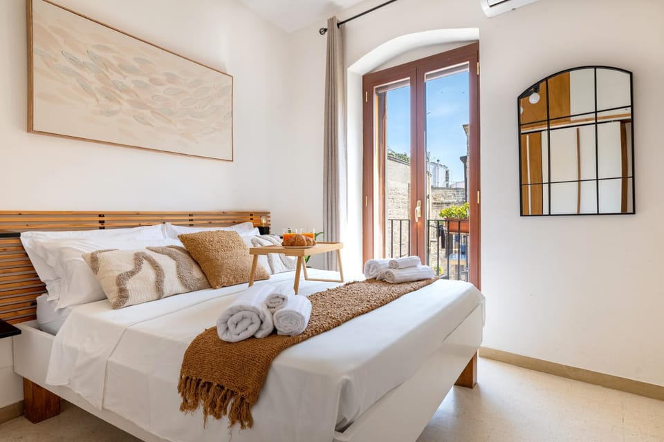 Bed, Photo of the whole room, Seating area, Bedroom, towels