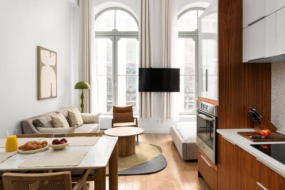 TV and multimedia, Kitchen or kitchenette, Living room, Seating area, Dining area