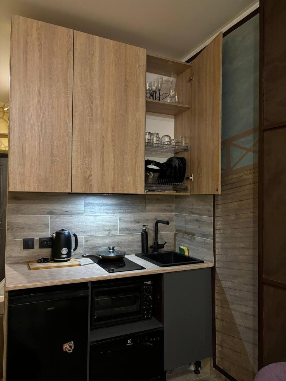 Coffee/tea facilities, Kitchen or kitchenette, stove