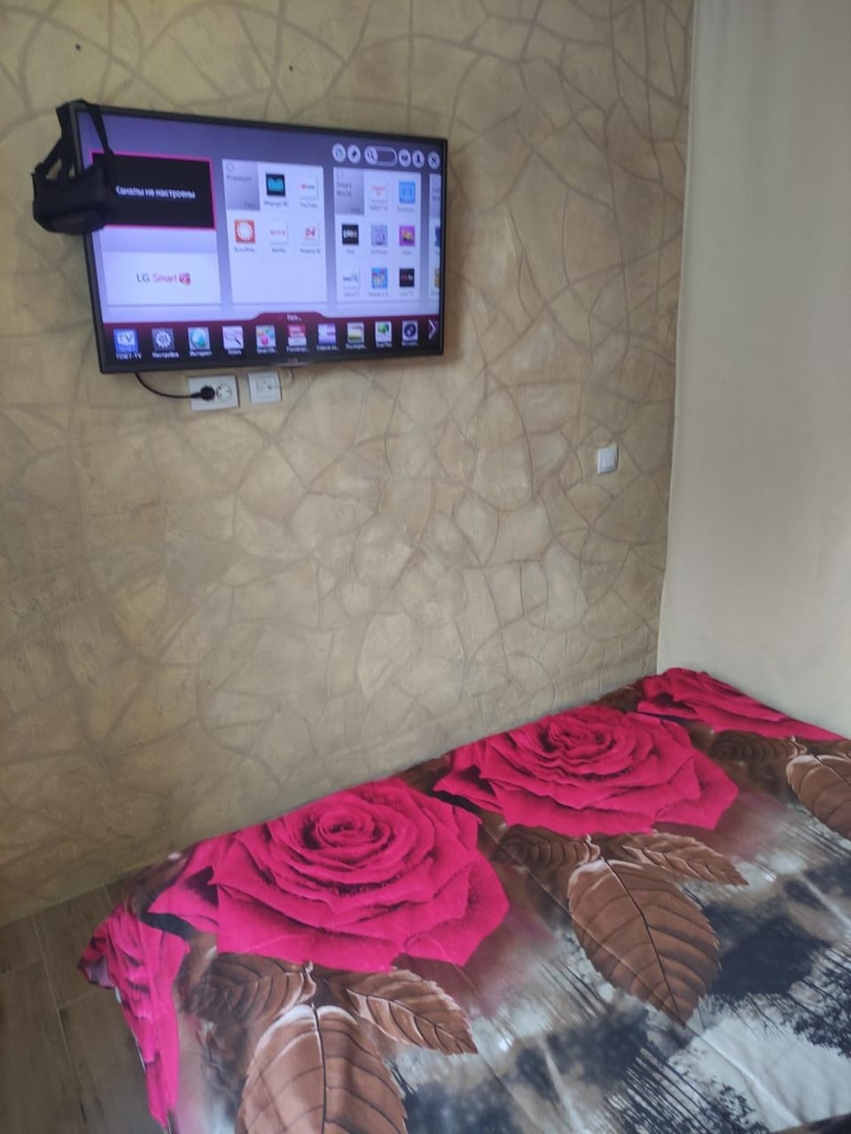Bed, TV and multimedia, Bedroom