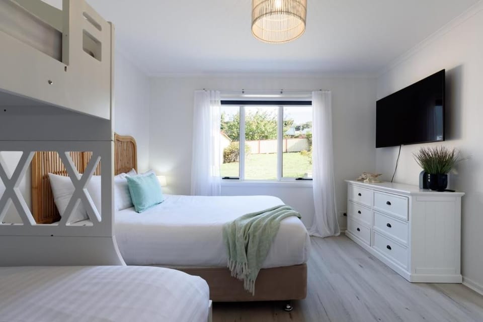 Coastal Retreat w/ Deck and Family Rooms House in Bridport