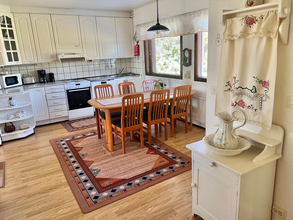 Kitchen or kitchenette, Dining area, dishwasher, oven, stove, toaster