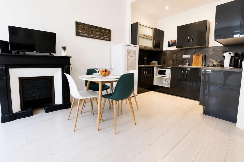 Kitchen or kitchenette, Dining area, pet friendly, stove, toaster