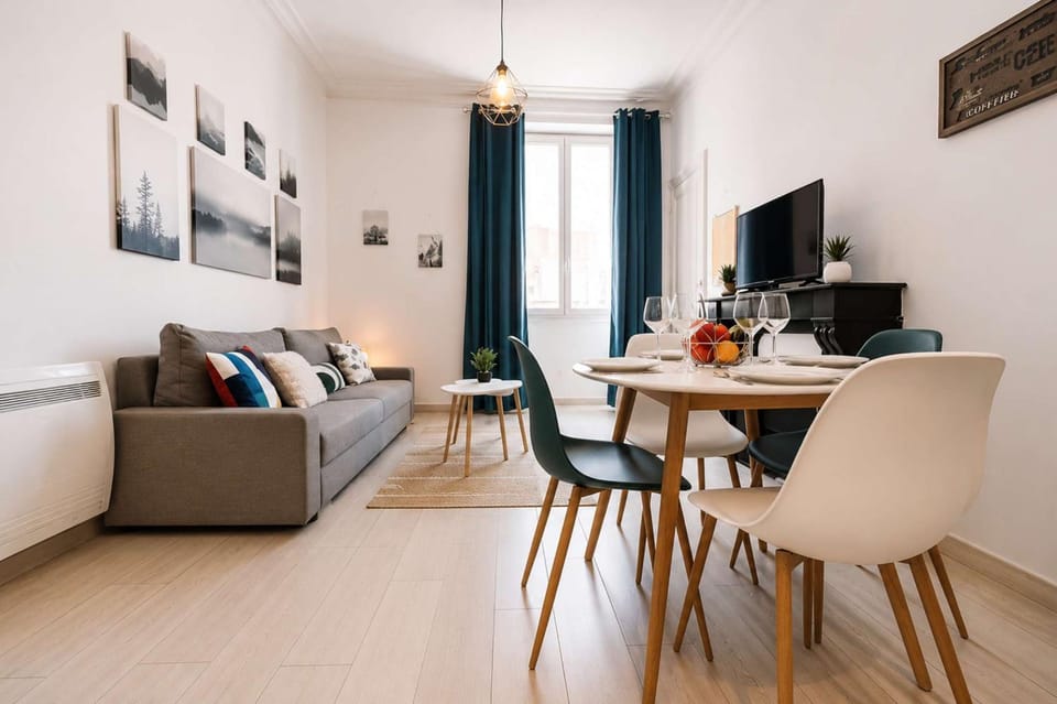 TV and multimedia, Kitchen or kitchenette, Living room, Seating area, Dining area
