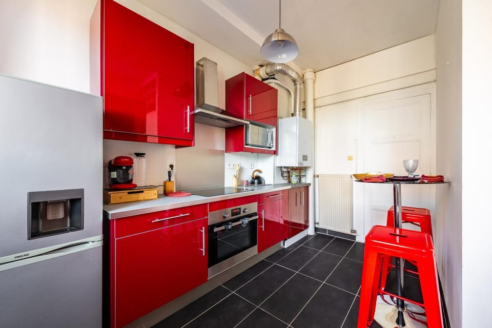 Kitchen or kitchenette, oven
