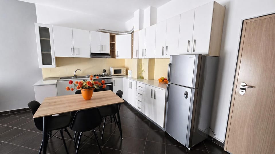 Dining area, kitchen