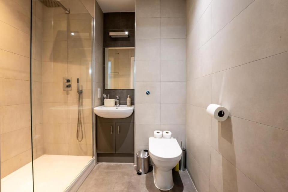Shower, Toilet, Bathroom, towels