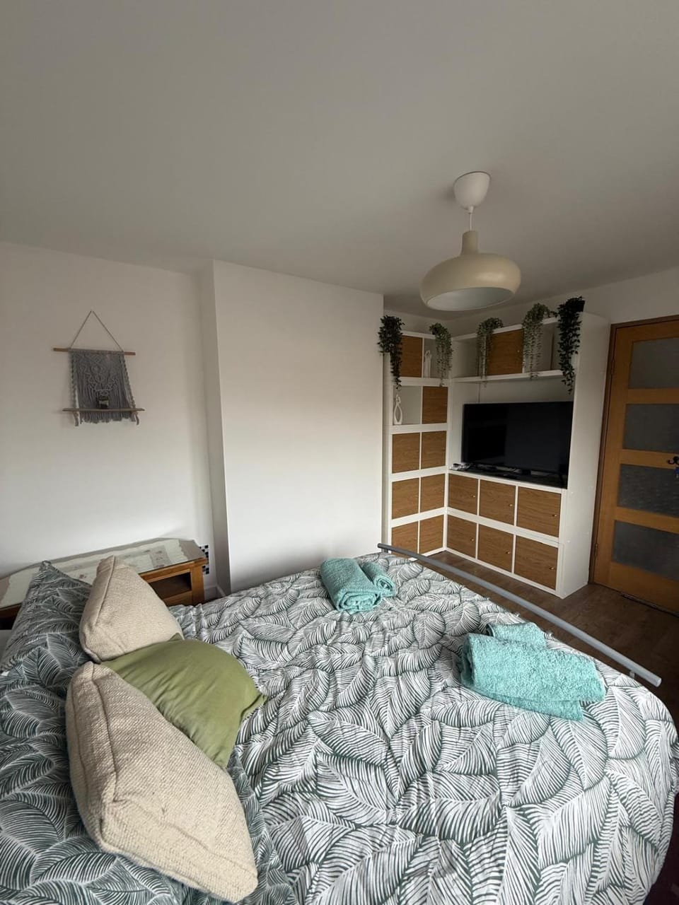 16 Bentley Road - Uttoxeter, Comfortable accommodations, SHARED SHOWER ROOM, NO BREAKFAST, NO WIFI Vacation rental in East Staffordshire District