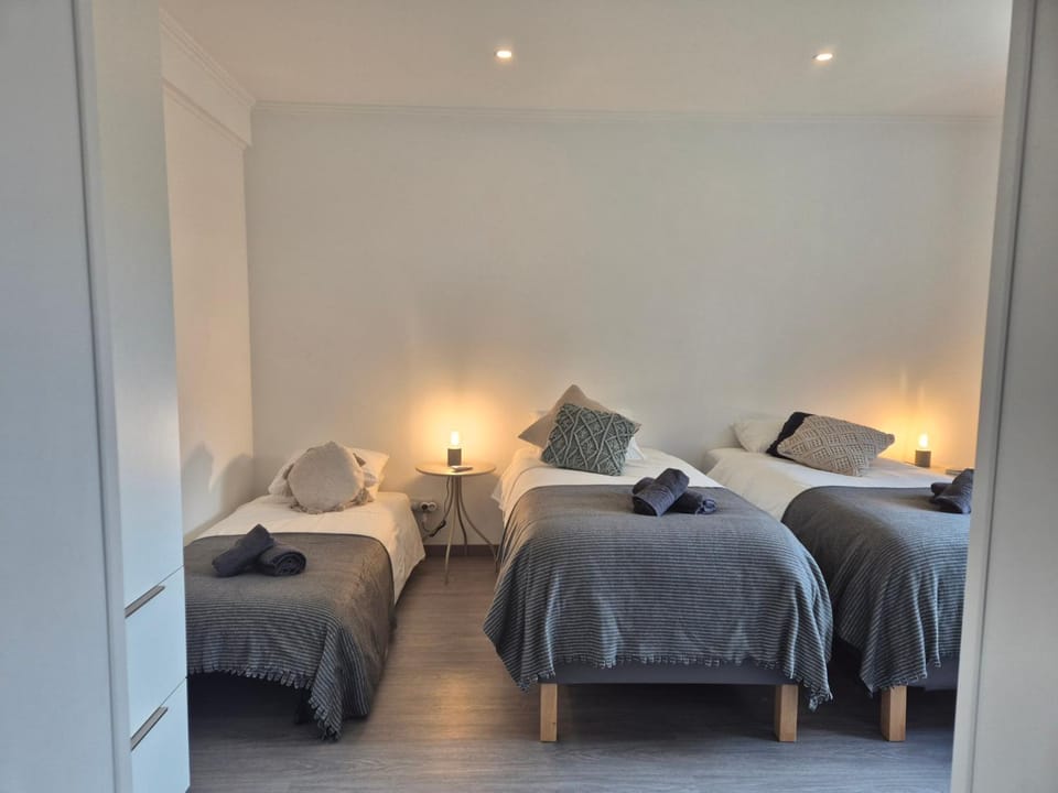 Bed, towels