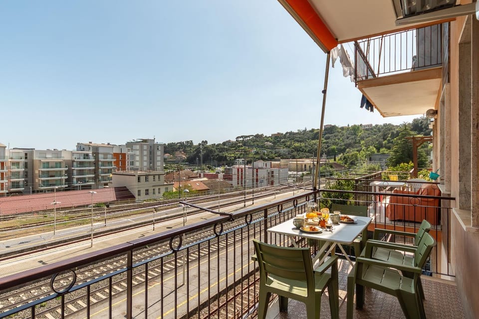 Property building, Day, Balcony/Terrace