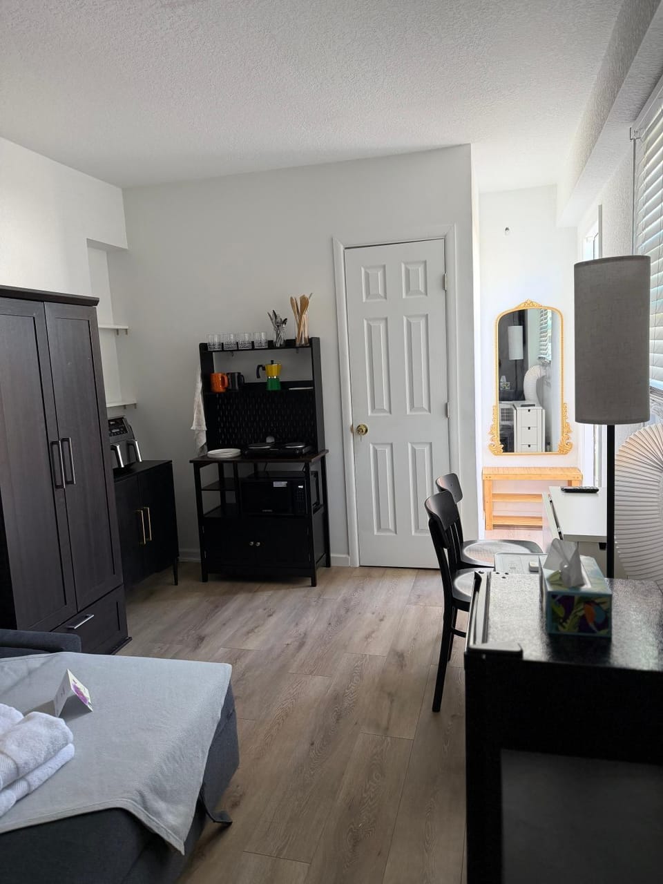 Private minimalist studio with patio and parking Apartment in Deerfield Beach