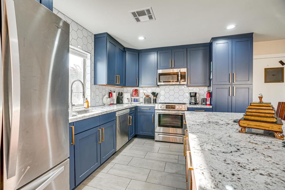 Sports, Trails & More! Home w/ Pool in Glendale House in Glendale