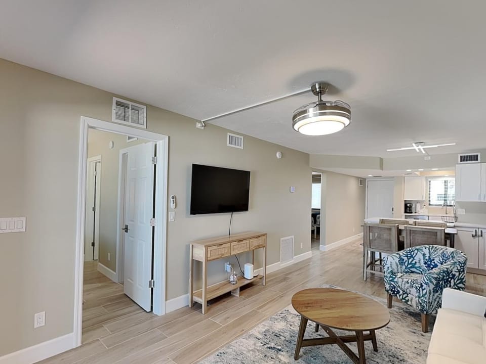 TV and multimedia, Kitchen or kitchenette, Living room, furniture, air conditioner