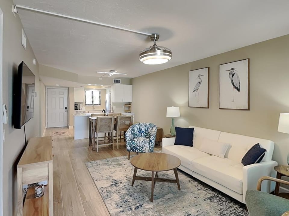 TV and multimedia, Kitchen or kitchenette, Living room, furniture, air conditioner