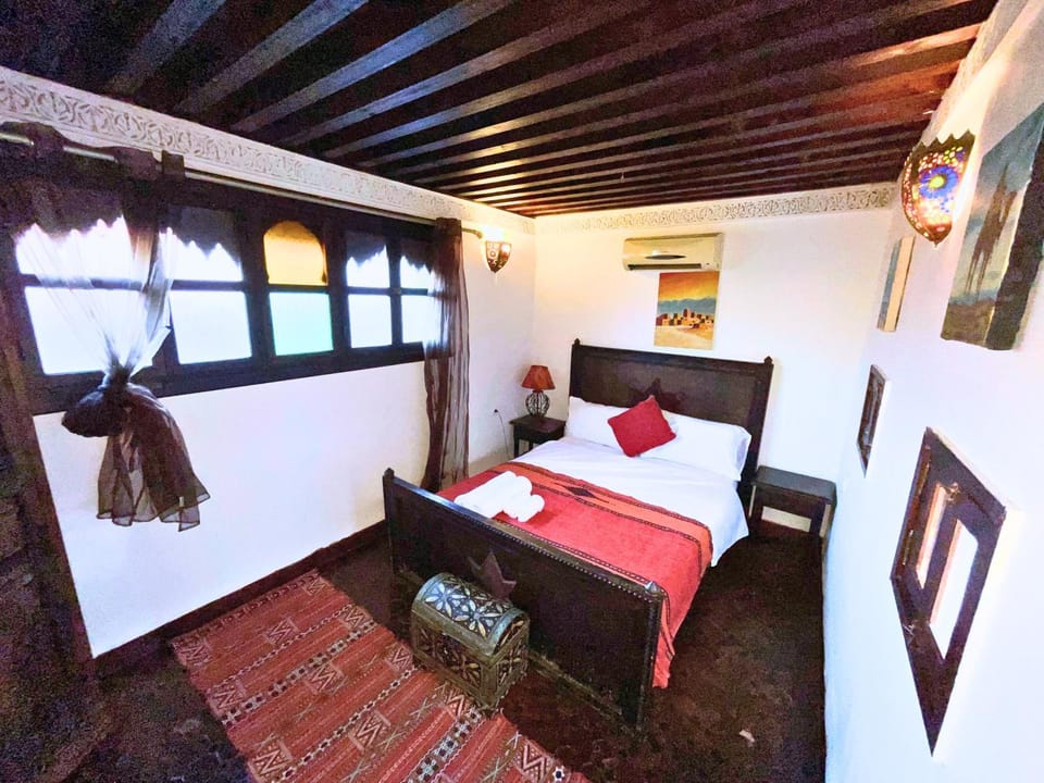 Évasion Authentique - Riad avec Suites - Wi-Fi & Climatisation - Terrasse avec vue panoramique sur la Médina Riad in Fes