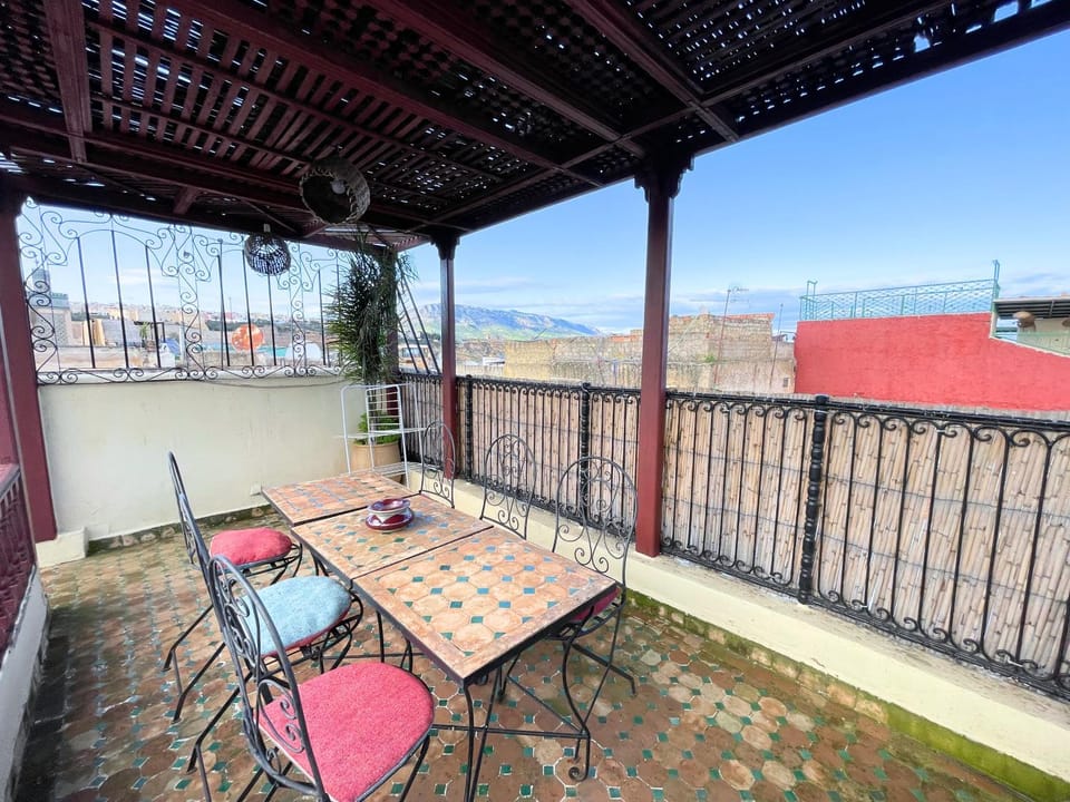 Évasion Authentique - Riad avec Suites - Wi-Fi & Climatisation - Terrasse avec vue panoramique sur la Médina Riad in Fes