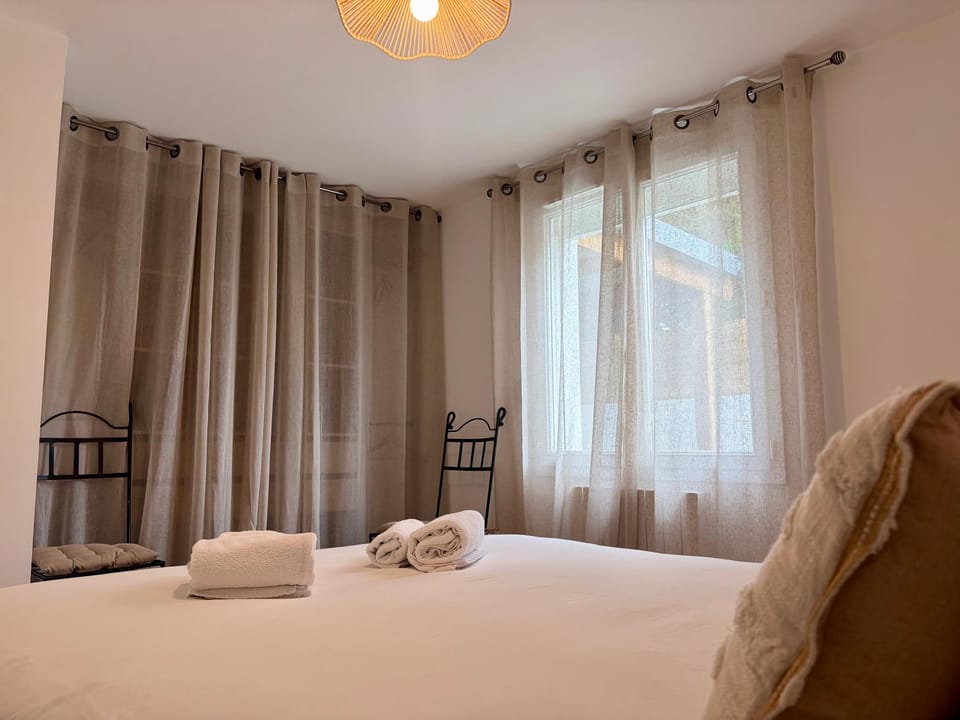 Bed, Bedroom, towels