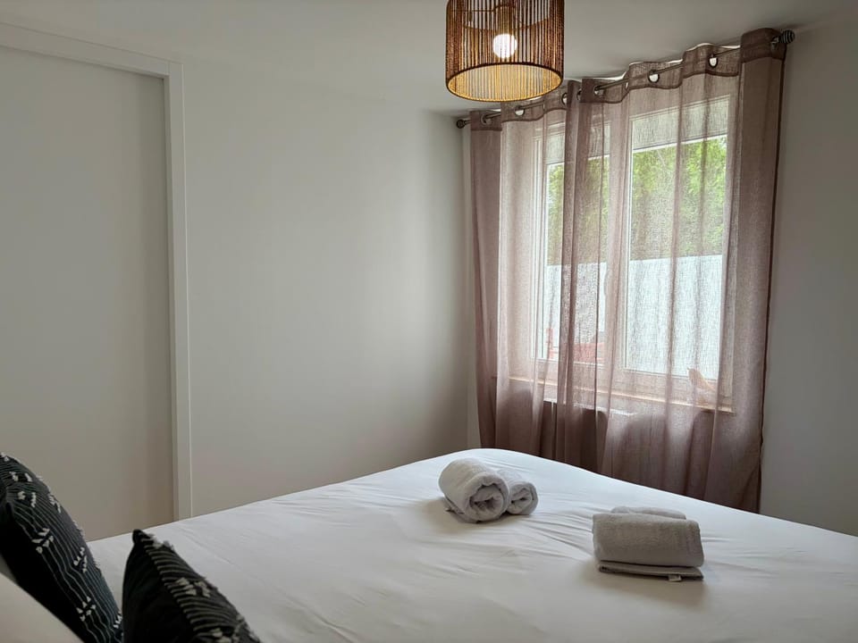Bed, Photo of the whole room, Bedroom, towels
