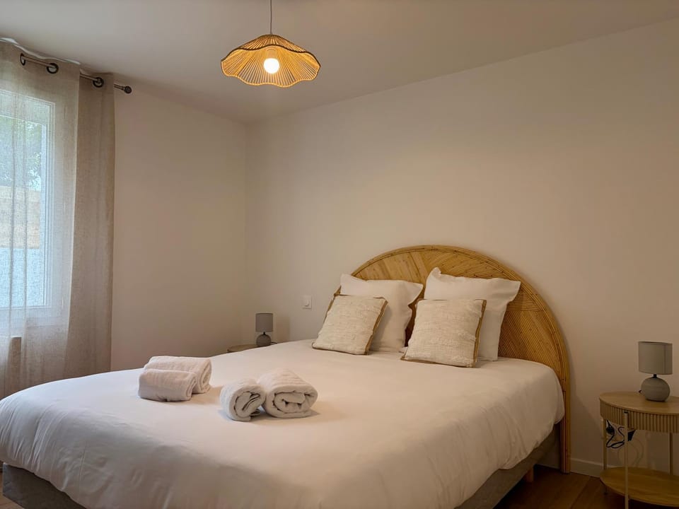 Bed, Photo of the whole room, Bedroom, towels