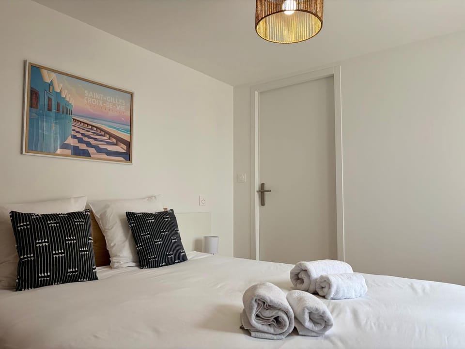 Bed, Photo of the whole room, Bedroom, towels