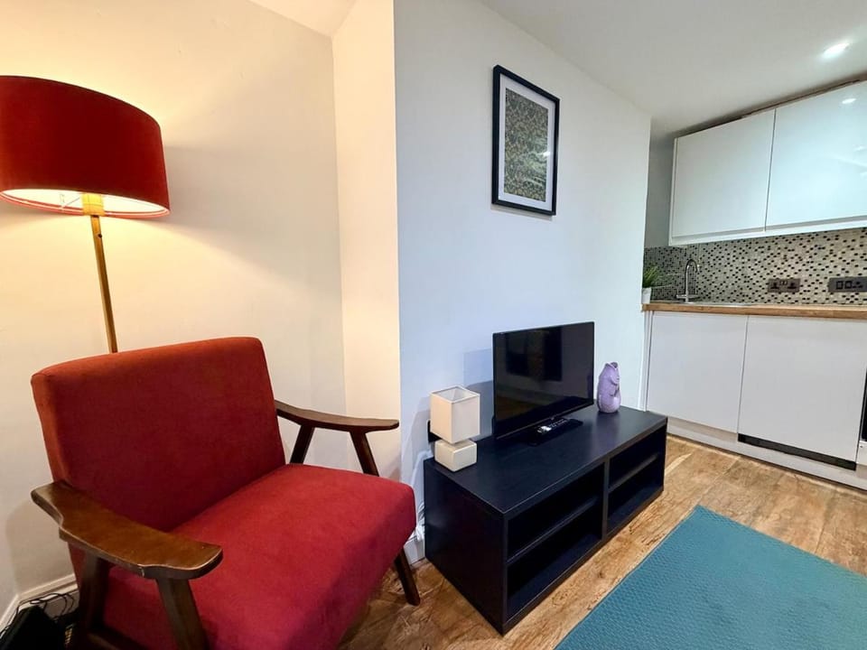 Contractor Stay in Hove, Parking Nearby, Fast WiFi, 2 Beds, Courtyard Apartment in Hove