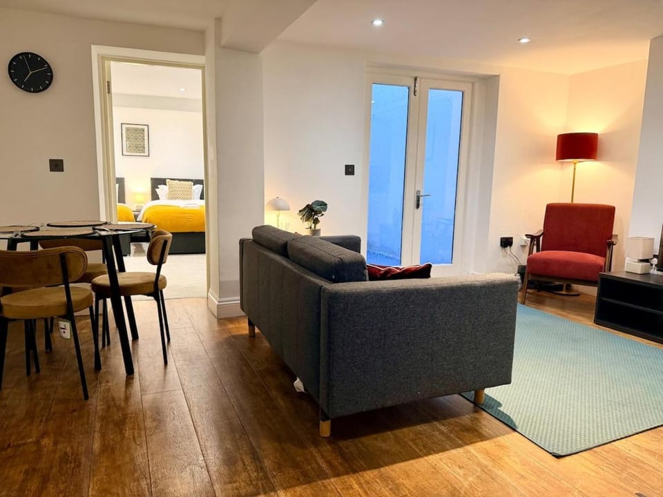 Contractor Stay in Hove, Parking Nearby, Fast WiFi, 2 Beds, Courtyard Apartment in Hove