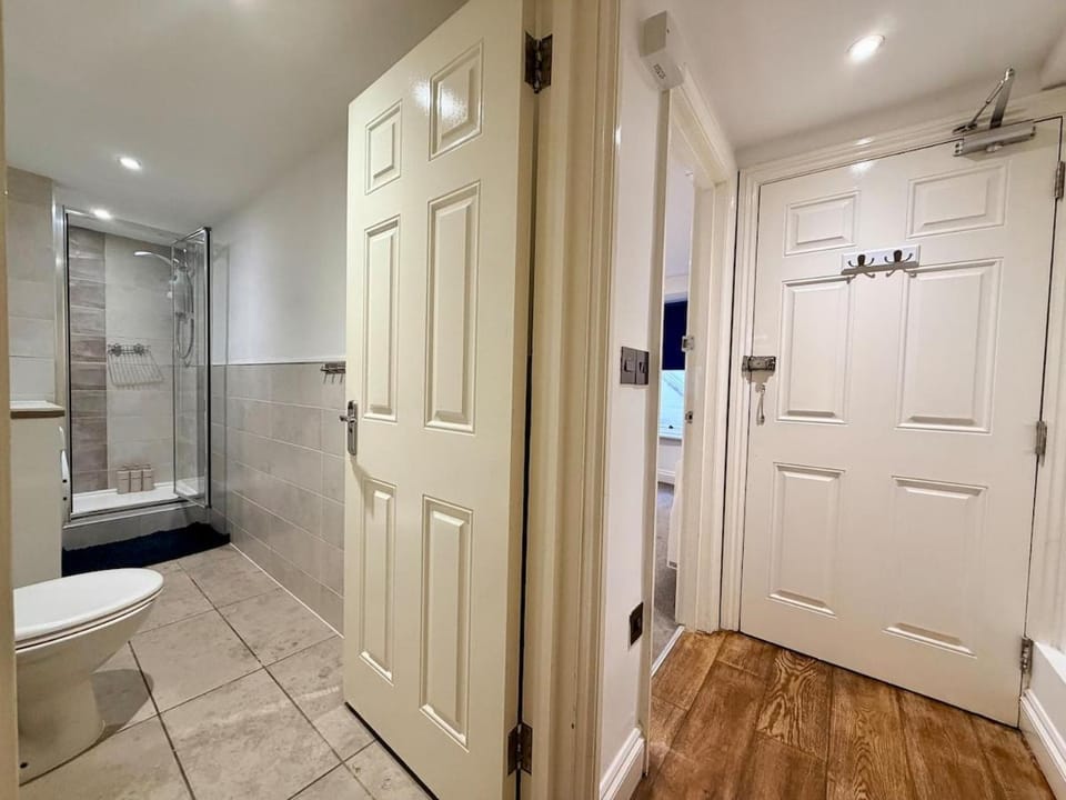 Contractor Stay in Hove, Parking Nearby, Fast WiFi, 2 Beds, Courtyard Apartment in Hove