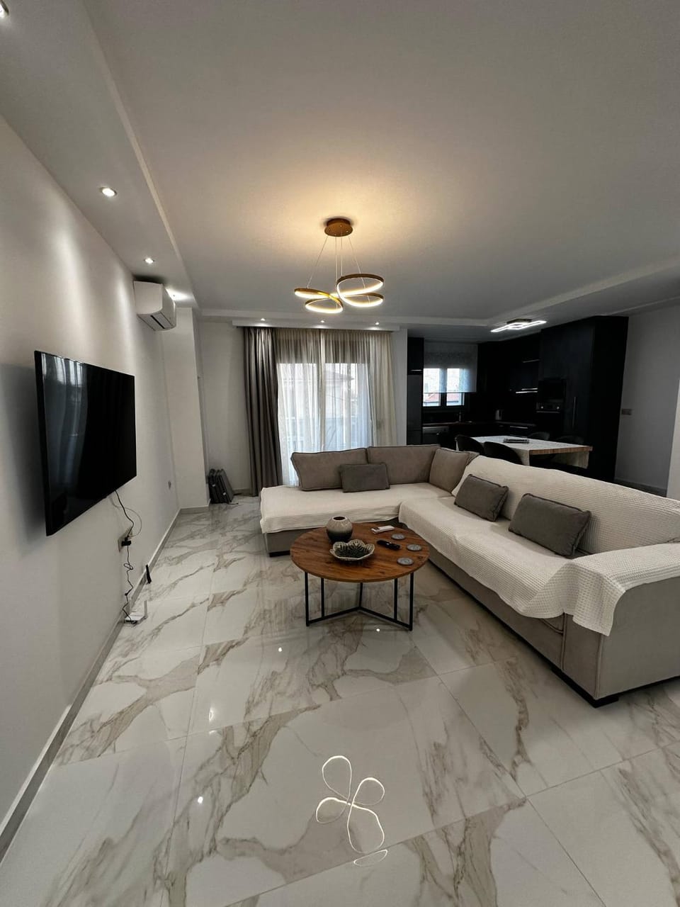 Communal lounge/ TV room, TV and multimedia, Living room, Photo of the whole room, Seating area, air conditioner