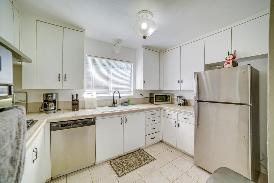 Family Gem w/ Pet-Friendly Yard! 8 Mi to Riverside House in Moreno Valley