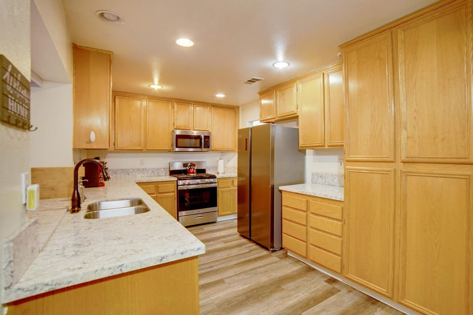 Family Home 5 Mi to Dtwn Riverside & Hospital! House in Riverside