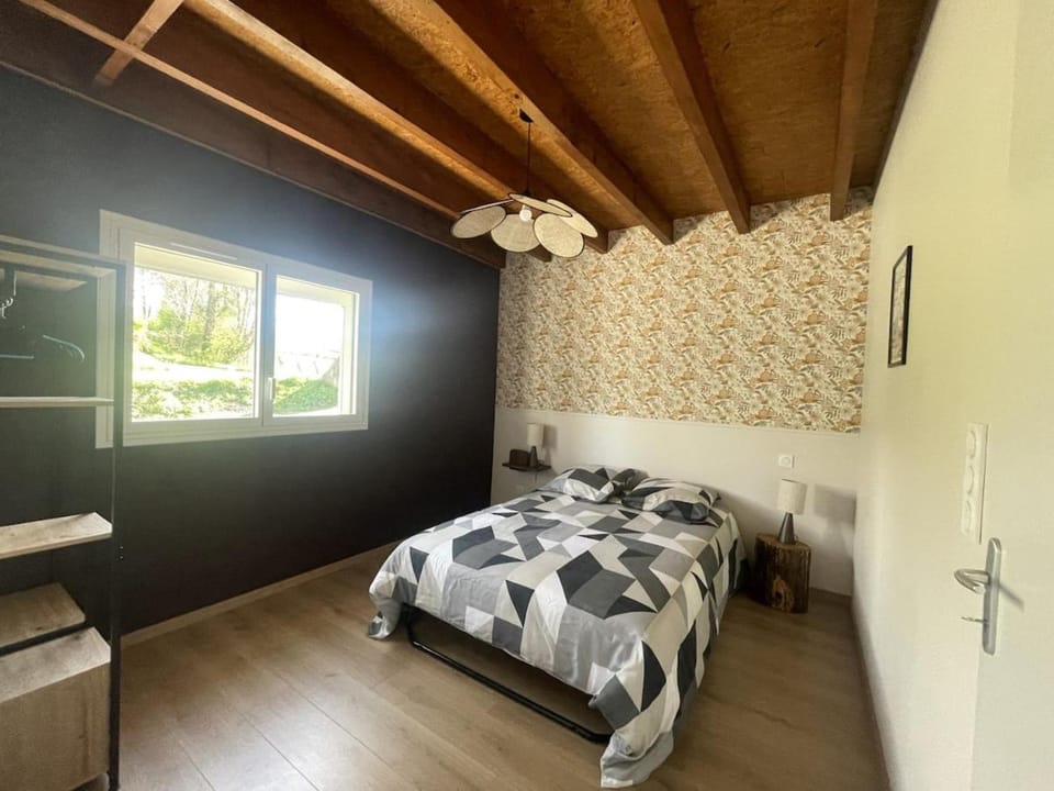 Photo of the whole room, Bedroom