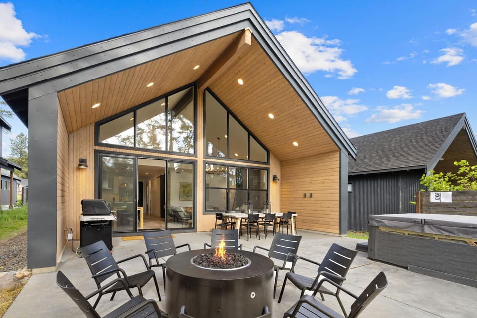 4BR Forest View Game Room Hot Tub Firepit BBQ House in Ronald