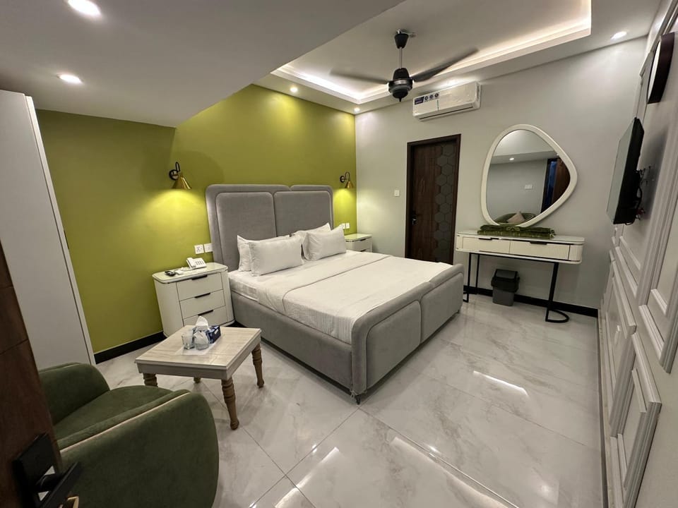 Communal lounge/ TV room, Bed, TV and multimedia, Living room, Photo of the whole room, Seating area, Evening entertainment, Bedroom, fireplace, hair dresser, wardrobe, air conditioner