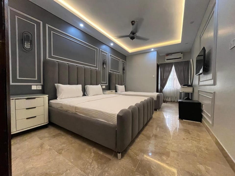 Bed, TV and multimedia, Photo of the whole room, Bedroom, fireplace, wardrobe