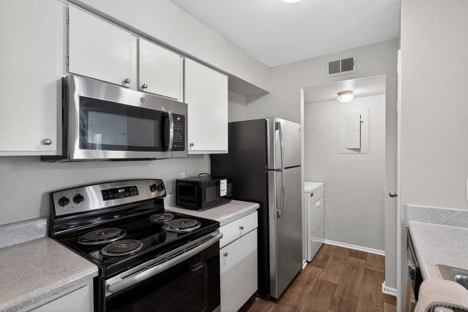 Spacious 2-bedroom near downtown Nashville Apartment in Cloverhill